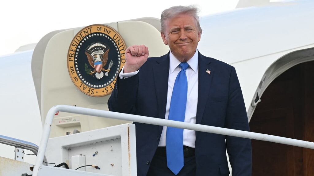 Trump bij het verlaten van een van de huidige presidentiële vliegtuigen.