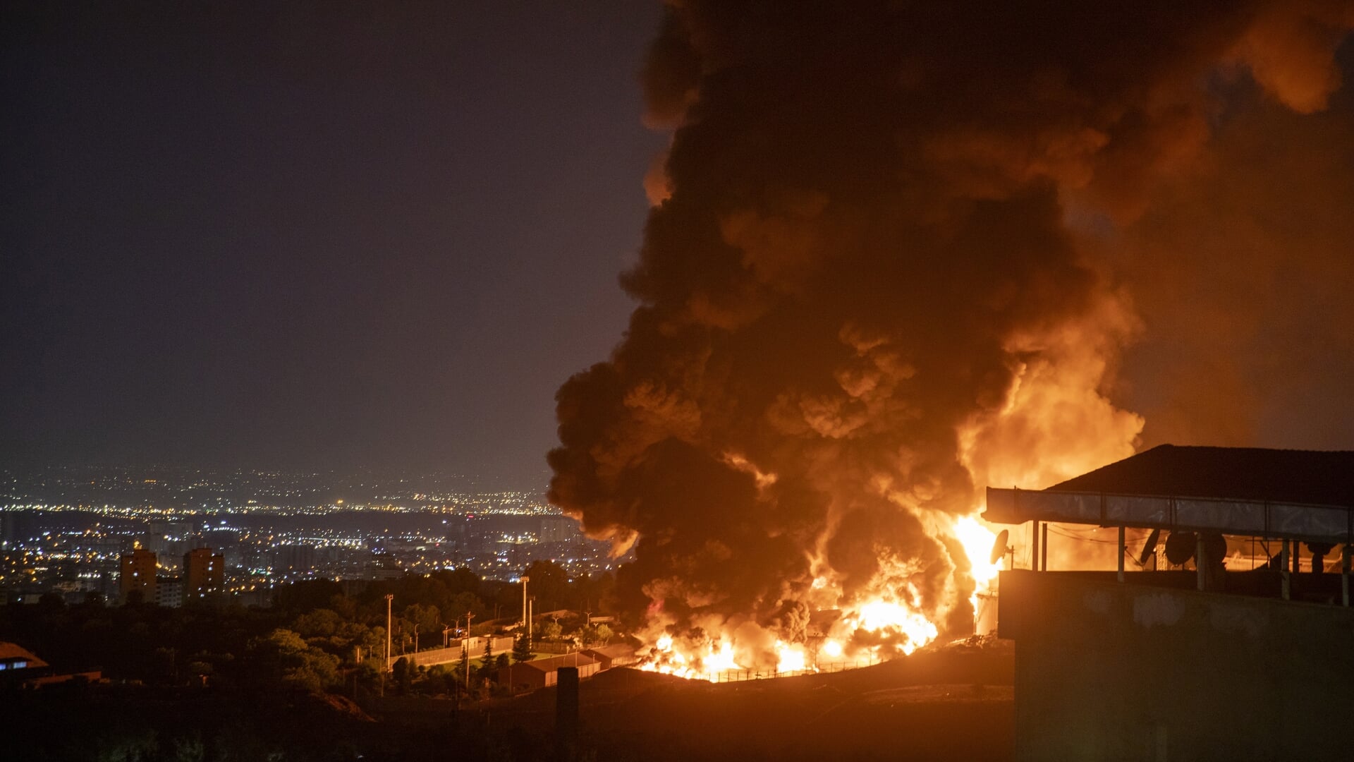 Israël heeft het oliedepot in Shahran in Teheran getroffen. Afgelopen weekend is Israël begonnen met aanvallen op de Iraanse olie-en gasinstallaties, de kurk waarop het land drijft.