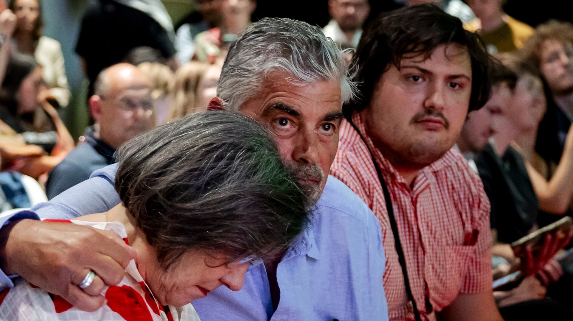 Gerdi Verbeet zaterdag op het partijcongres van GL-PvdA. Voormalig Tweede Kamerlid Rob Oudkerk slaat een arm om haar schouder.
