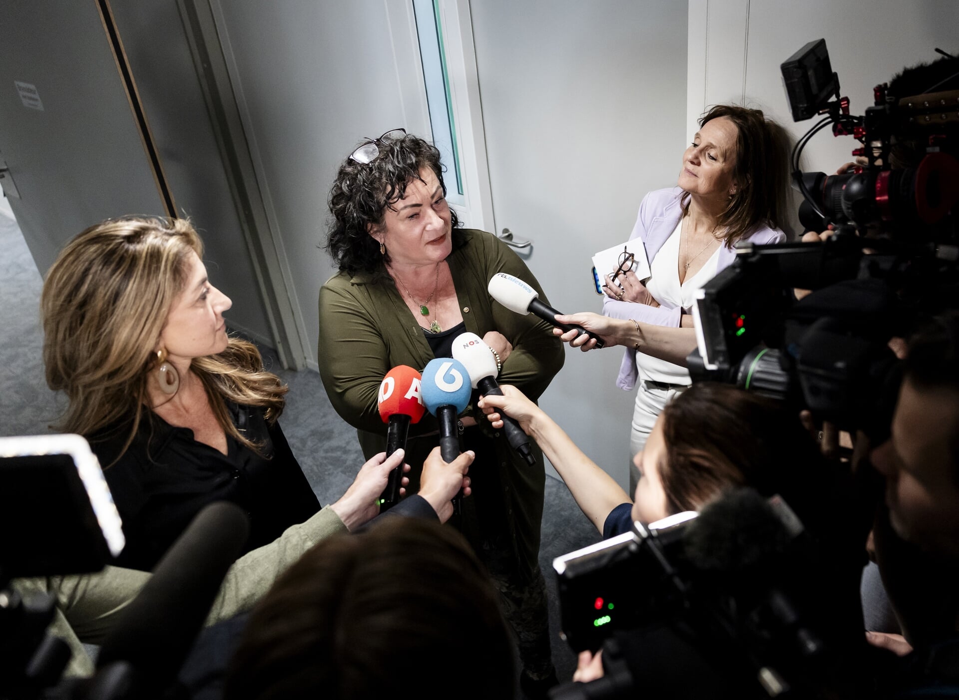 Dilan Yesilgoz (VVD), Caroline van der Plas (BBB) en Nicolien van Vroonhoven (NSC) na afloop van het coalitieoverleg over verdeling asielministerie.