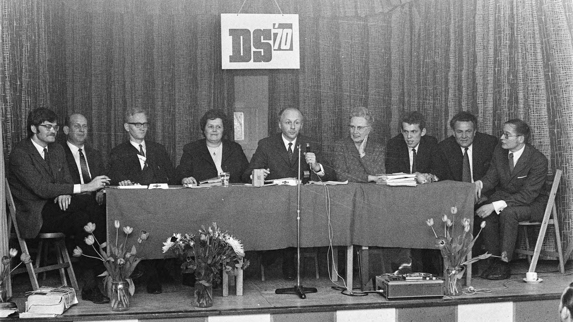 Oprichters van DS'70 o.l.v. voorzitter Jan van Stuyvenberg bijeen op 4 april 1970 in het gebouw van de speeltuin in Den Dolder.