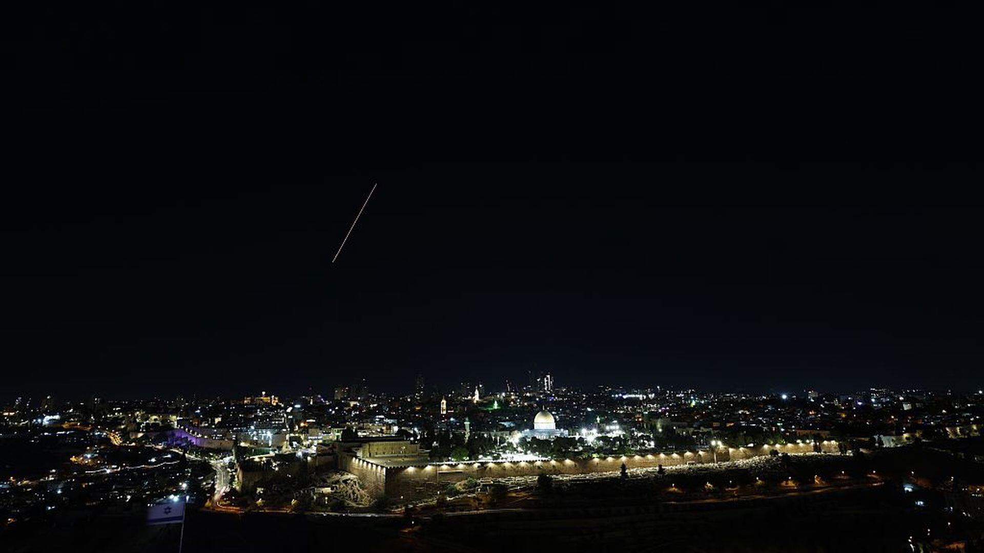 Raketten uit Iran worden door Israëlisch luchtafweer boven Jeruzalem uit de lucht gehaald.