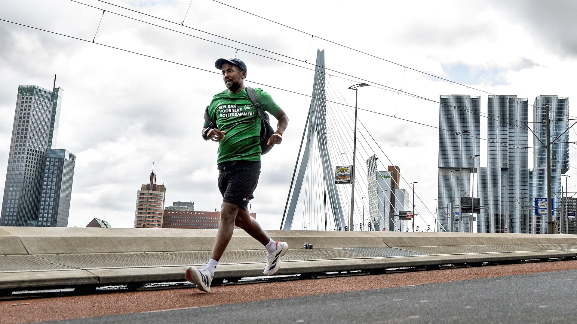 Ahmed Abdillahi passeert de Erasmusbrug.