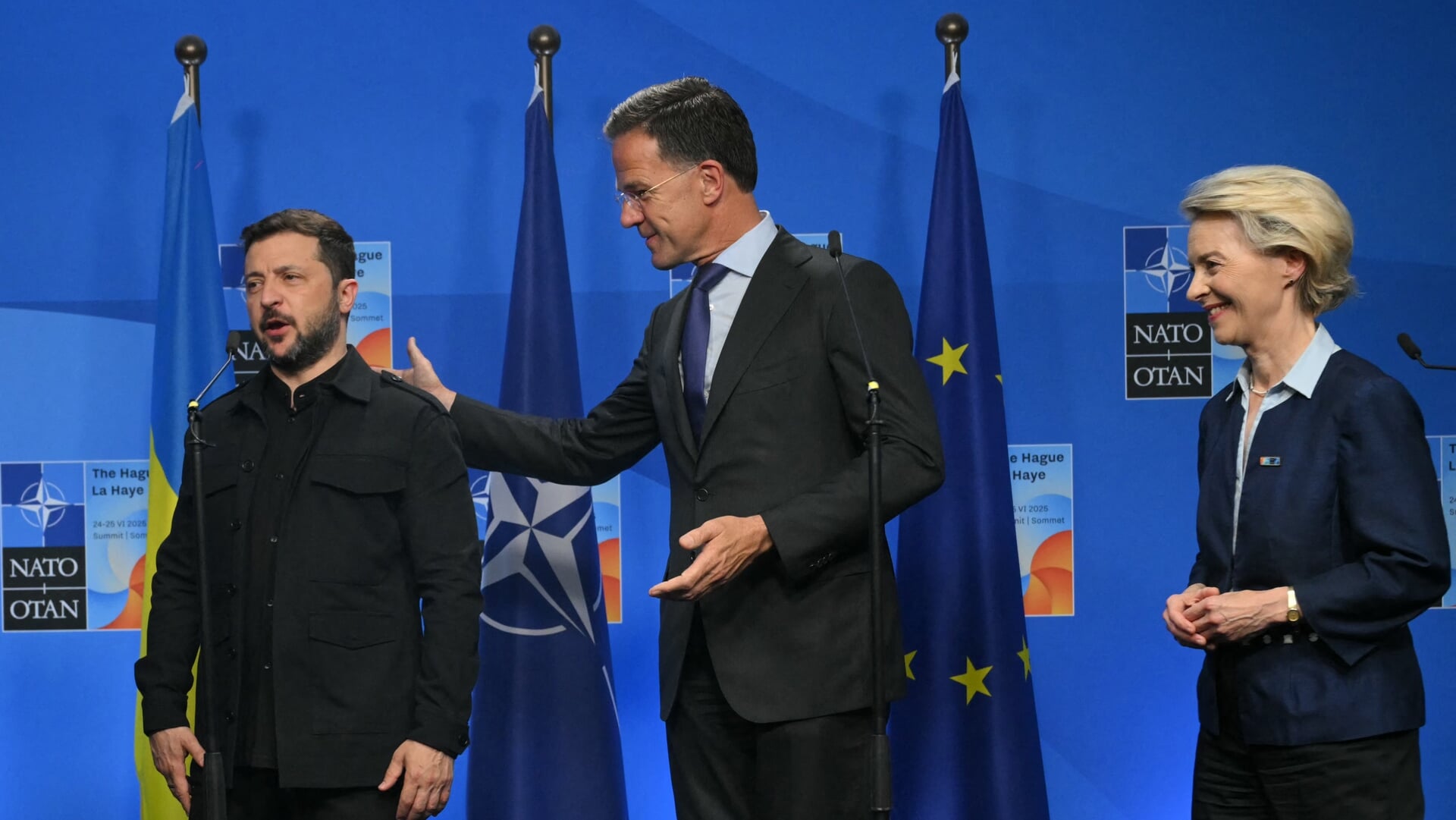 NAVO-chef Mark Rutte en EU-Commissievoorzitter Ursula von der Leyen begroeten de Oekraïense president Volodymyr Zelensky bij een forum over de defensie-industrie in Den Haag.