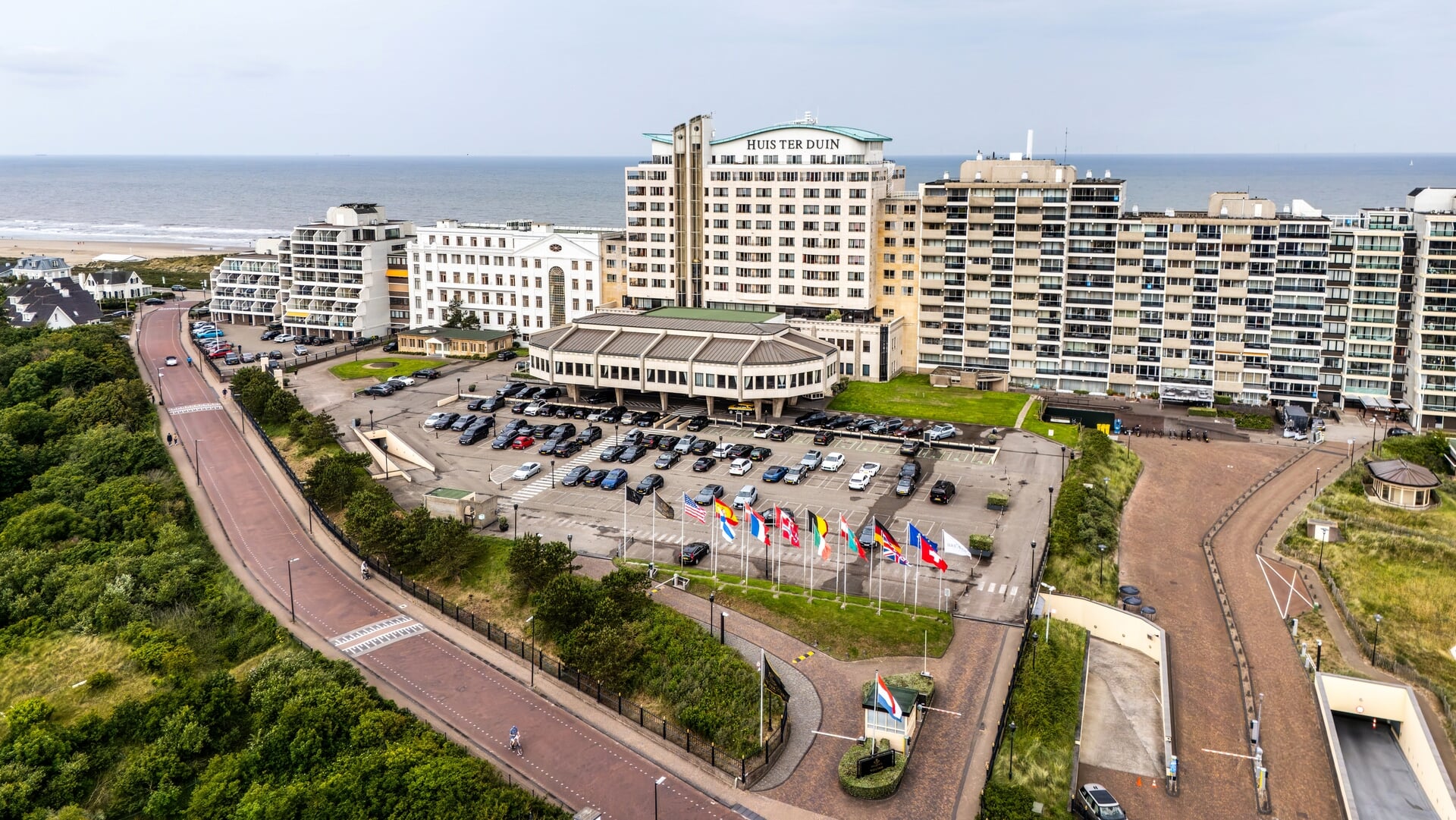 Grand Hotel Huis ter Duin in Noordwijk. Het gebied eromheen verandert rond de NAVO-top in een vesting.