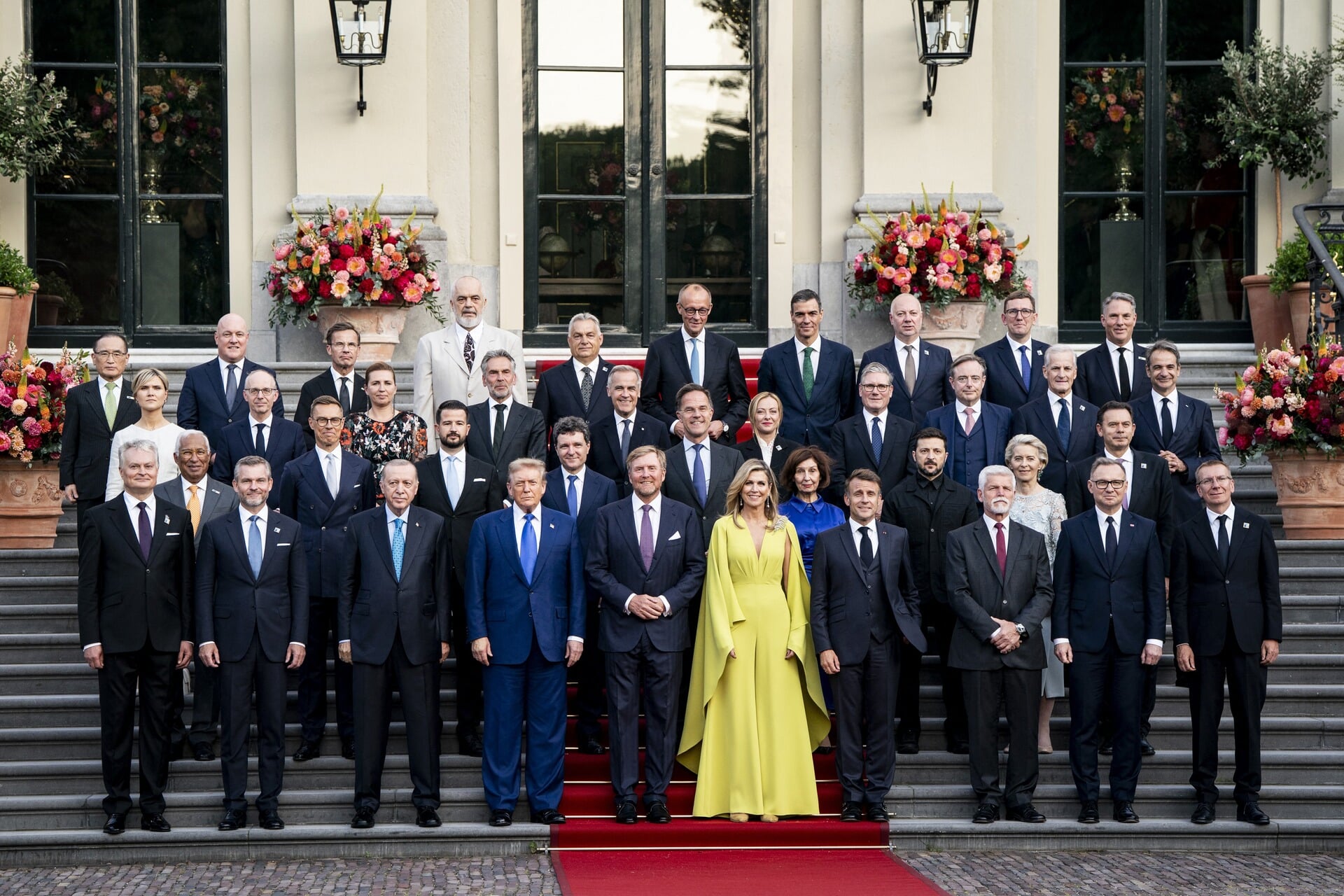 'Als ik nu naar de foto kijk, zie ik eerst Maxima - en dan pas de mannen. Je blik wordt gezogen naar de koningin, terwijl zij objectief gezien de minste macht heeft van alle mensen die op de foto staan.’