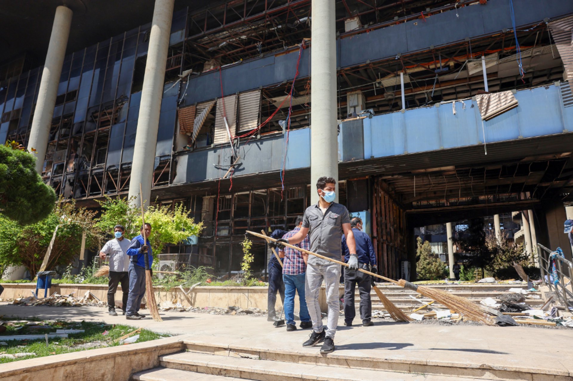Opruimwerkzaamheden bij het gebouw van de Iraanse staatszender dat op 17 juni zwaarbeschadigd raakte door een Israëlische aanval.
