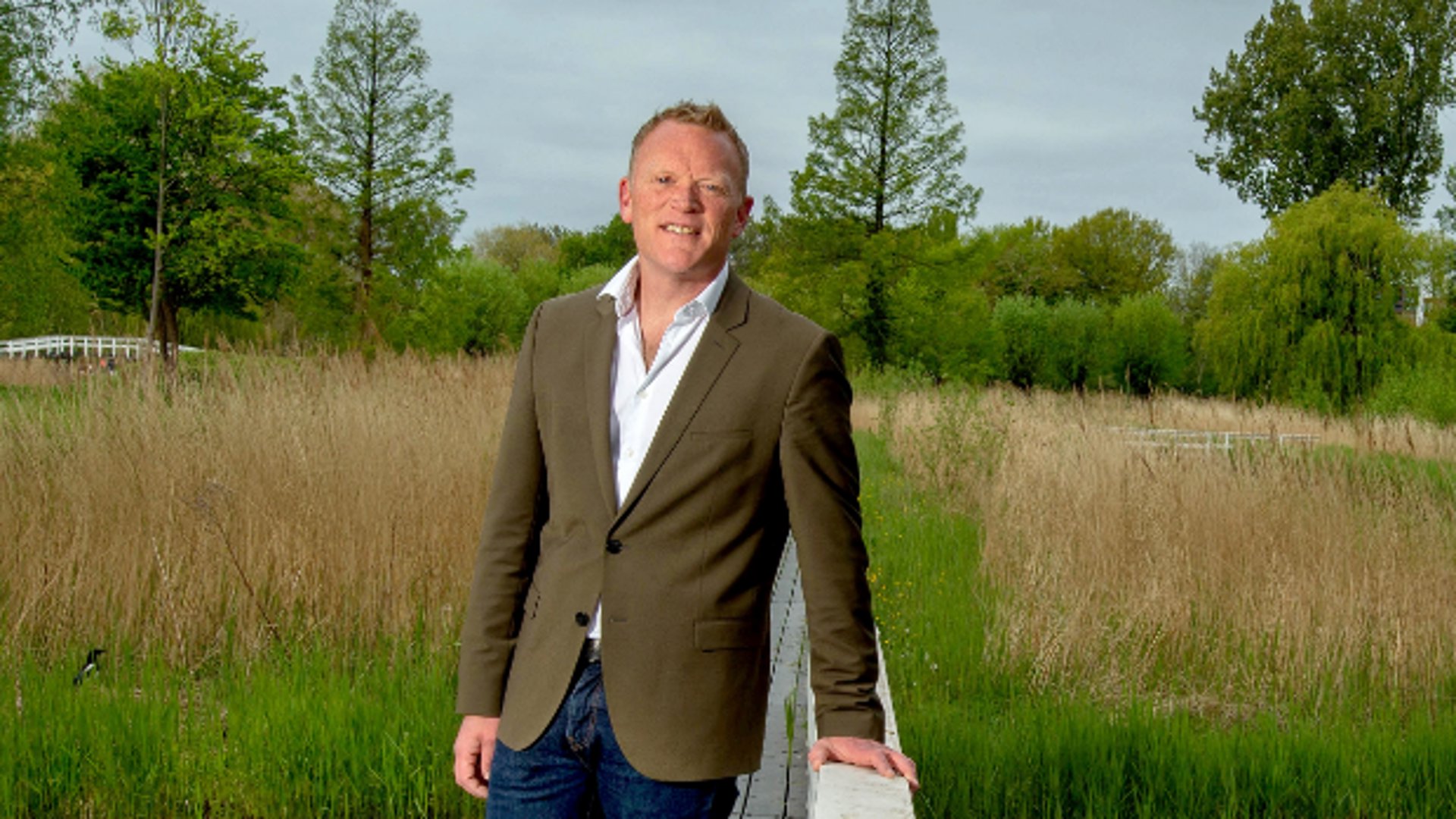 Thijs Roovers was als puber vrij opstandig in de periode dat zijn ouders scheidden. Docent Van den Broek zag hem staan.