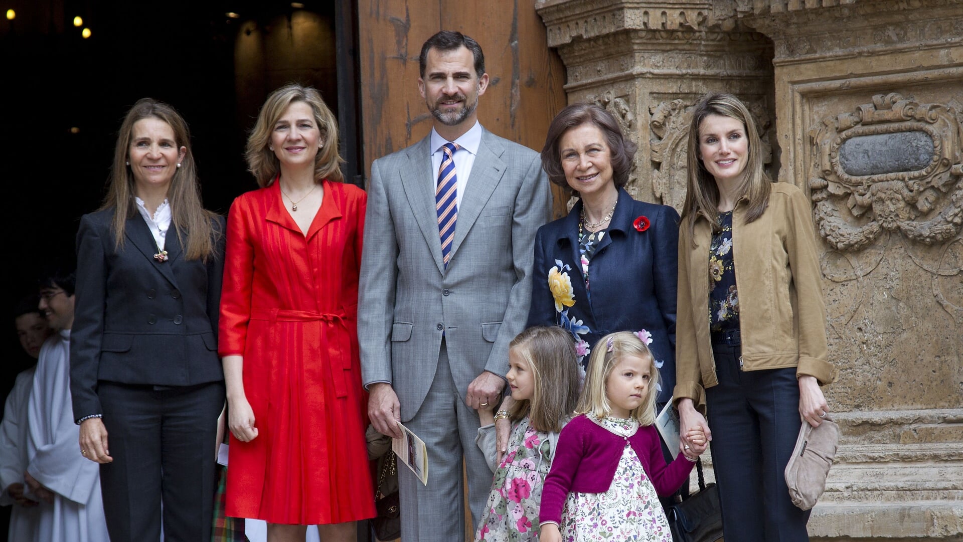 prinses Elena, prinses Cristina, prins Felipe, koningin Sofia en prinses Letizia met de dochters Leonor en Sofía van Felipe (2011).