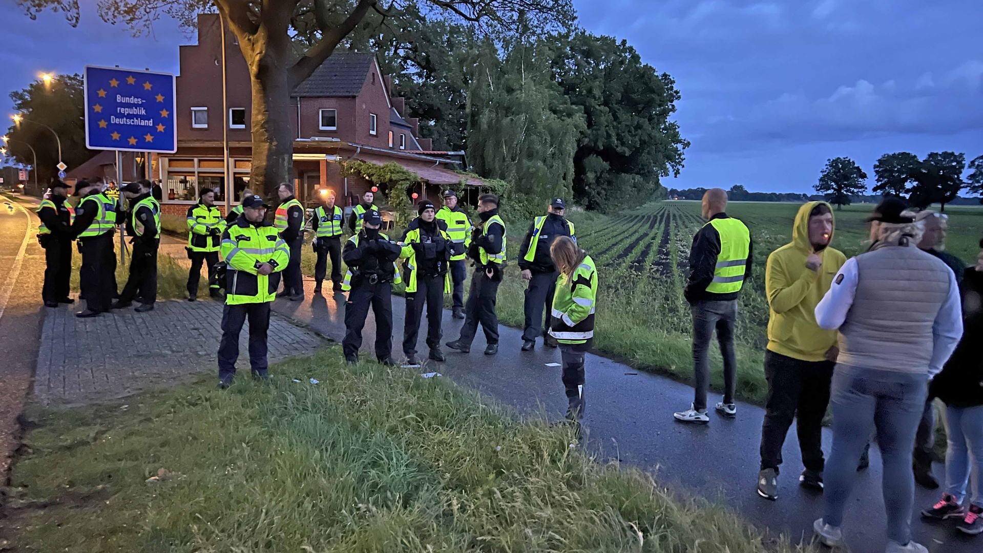 De Duitse politie bewaakt de grensovergang bij Ter Apel. Burgers controleren het verkeer daar zelf en wilden daar een vervolg aan geven.