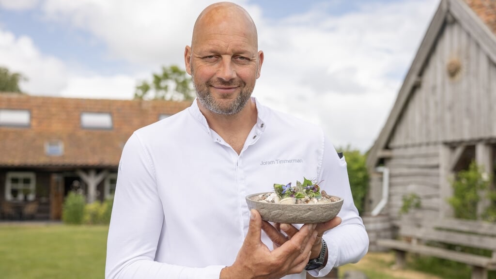 Kok Joram Timmerman wandelt met zijn gasten als het ware langs de verschillende ecosystemen die Texel rijk is.