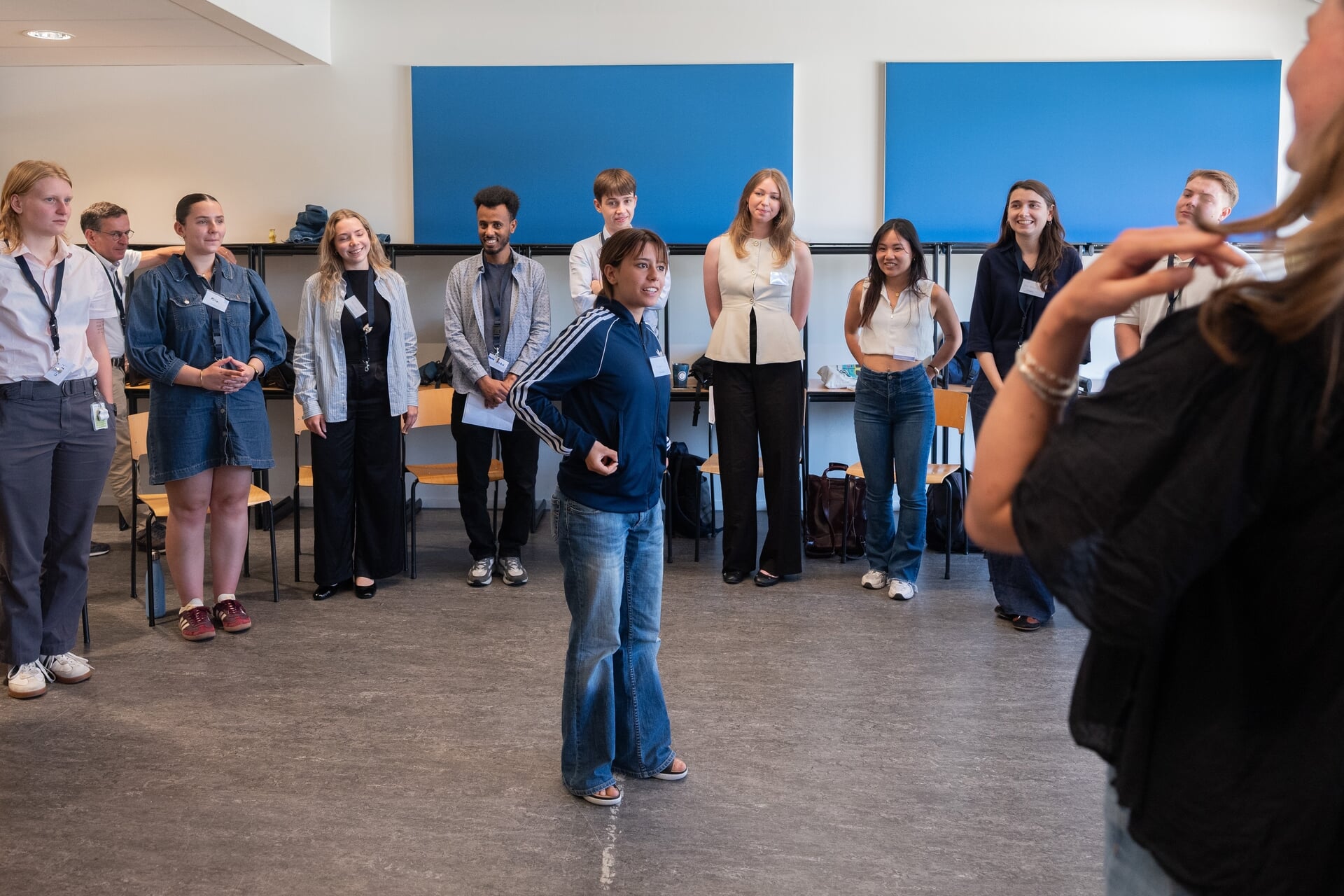 Jongeren van verschillende achtergronden komen bij elkaar op de Youth Peace Summit om te praten over vrede- en veiligheidsvraagstukken.