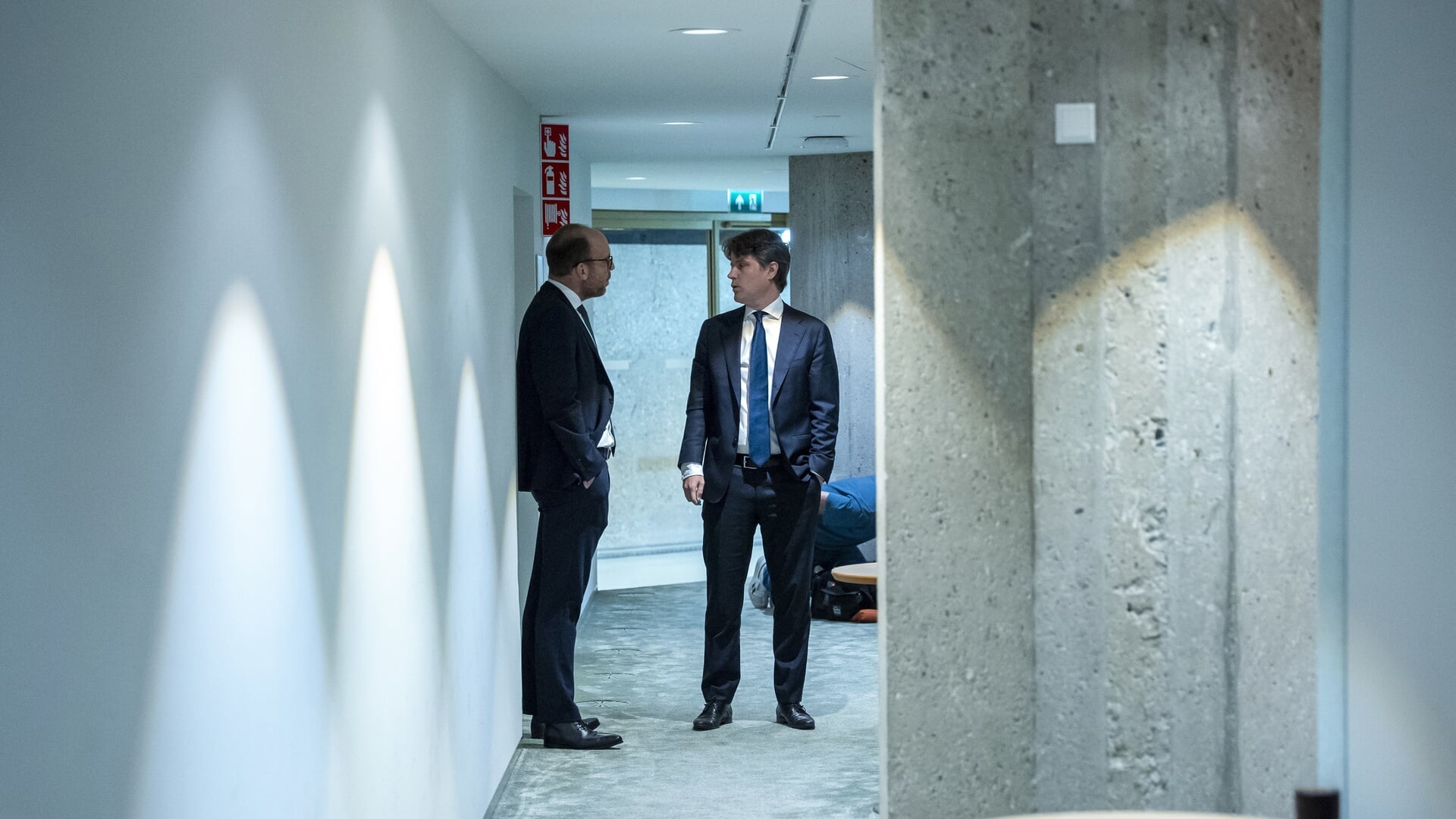 Henri Bontenbal (CDA) in gesprek in de wandelgangen tijdens een debat in de Tweede Kamer over de wijziging van de vreemdelingenwet.