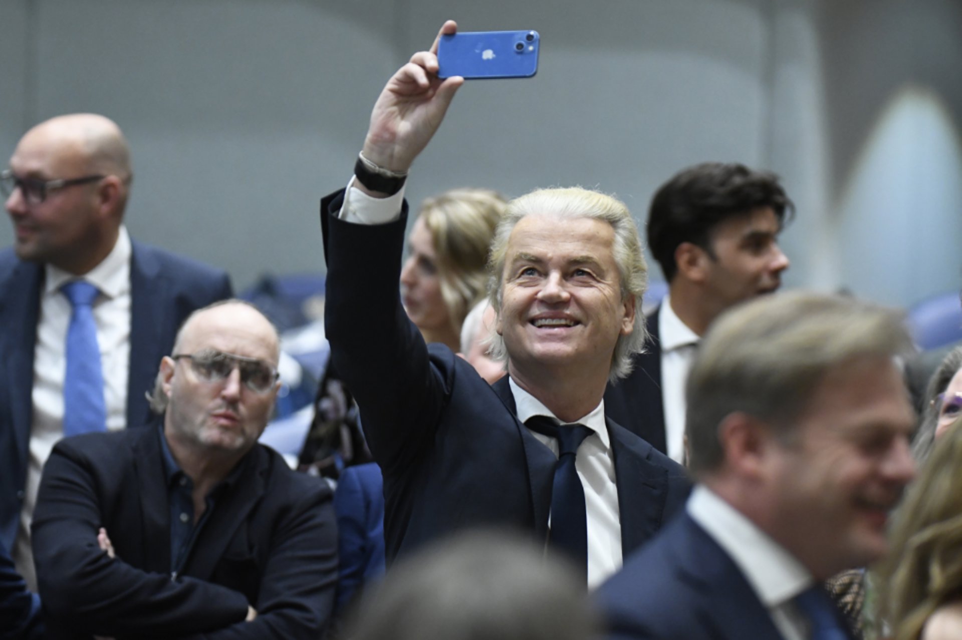 PVV-partijleider Geert Wilders in gelukkiger tijden, vlak na de beëdiging van de Tweede Kamerleden eind 2023.