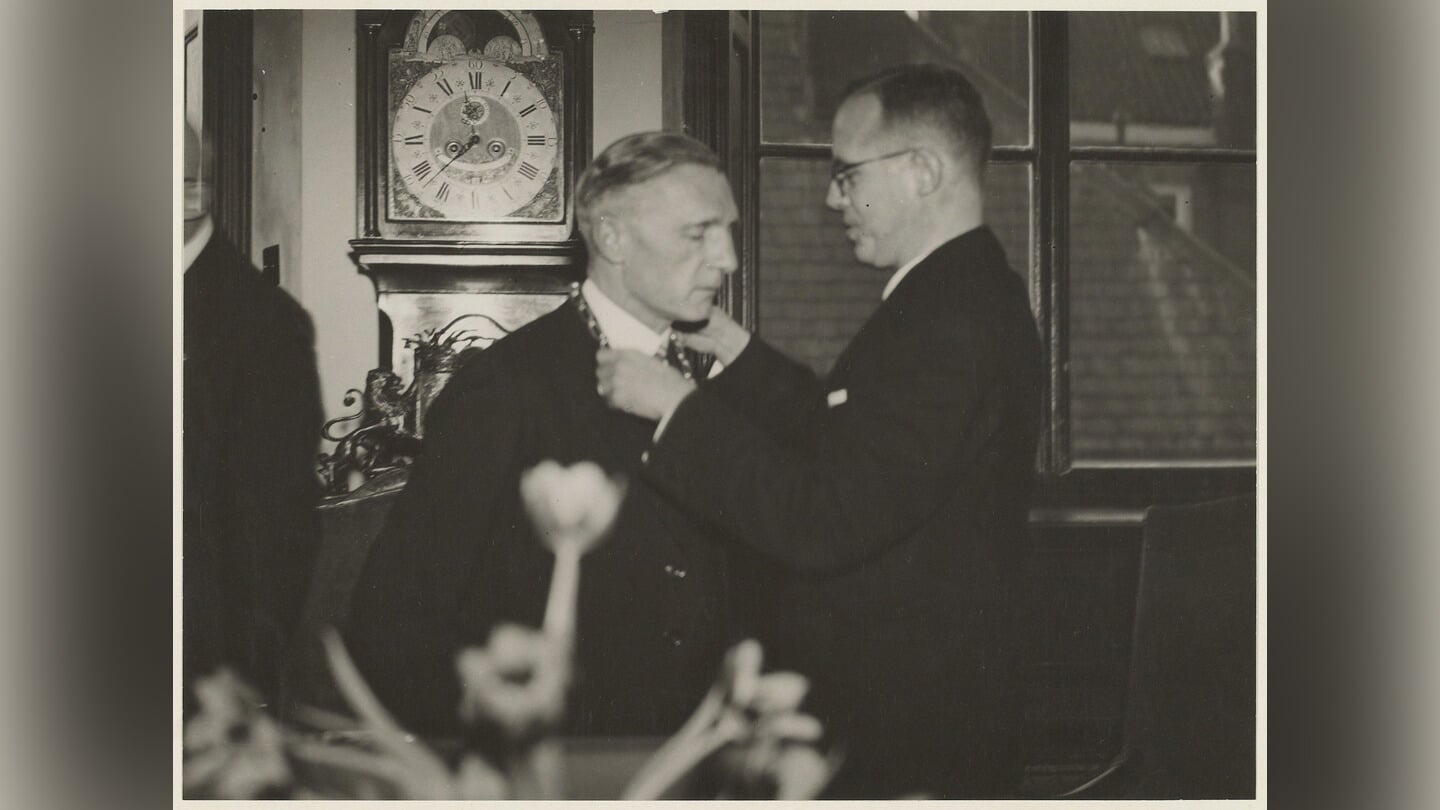 De Commissaris in Noord-Holland A.J. Backer installeert Simon Plekker als burgemeester-commissaris van Haarlem op 10 maart 1941.