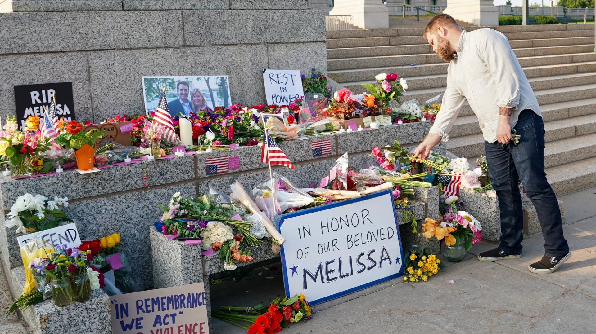 Een man legt bloemen bij een gedenkplek voor de Amerikaanse afgevaardigde van de staat Minnesota, Melissa Hortman, en haar echtgenoot Mark.