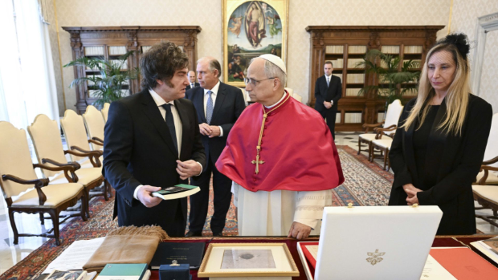 Op 7 juni ontmoette de Argentijnse president Javier Milei paus Leo XIV in het Vaticaan. Milei kwam niet met lege handen.