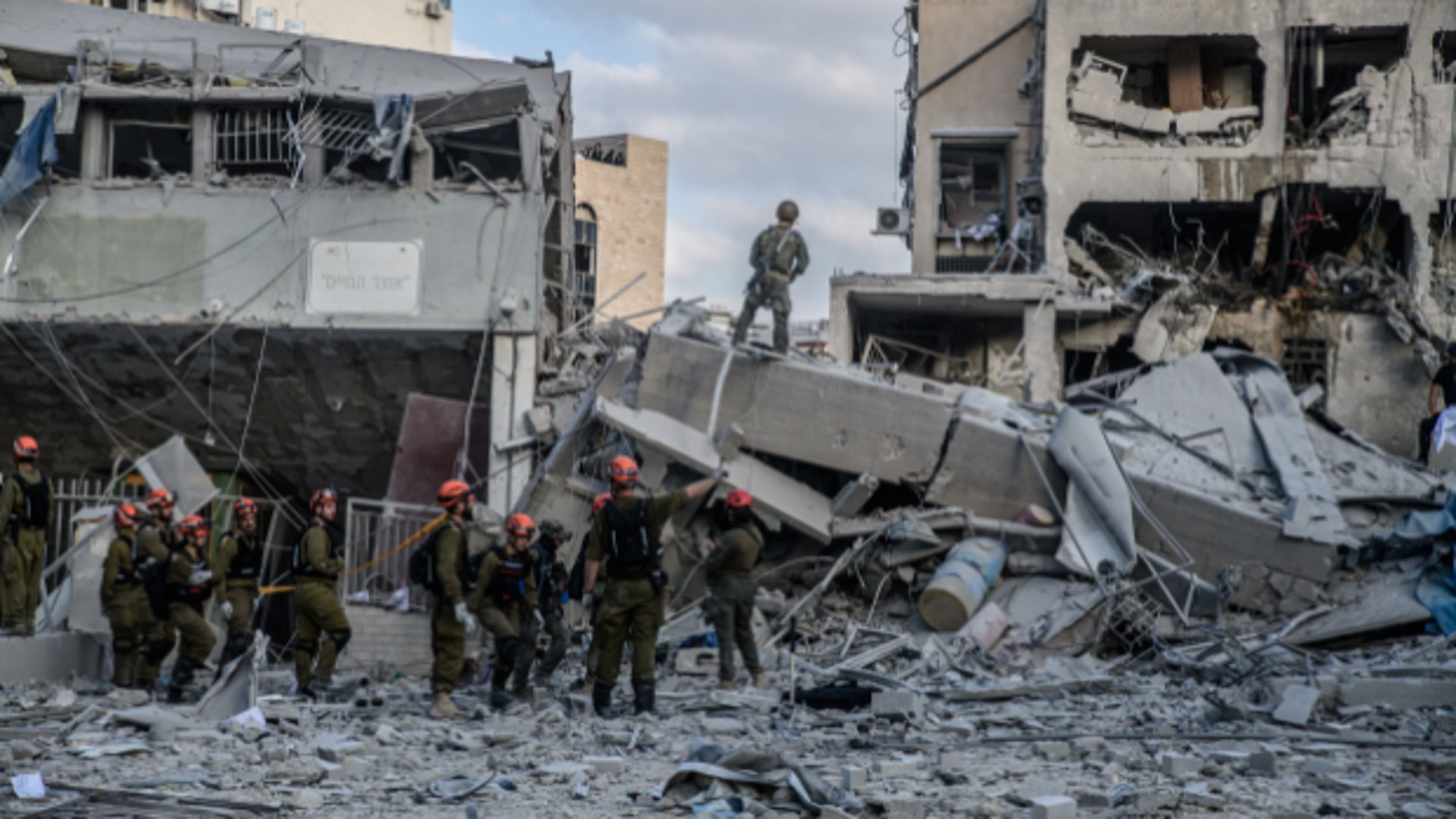 Reddingswerkers zoeken naar slachtoffers in een woning in Bnei Brak, die werd verwoest door een Iraanse raket. Verlaat Israël want het zal onbewoonbaar worden, waarschuwt Iran de Israëlische burgers - met een nucleaire dreiging op de achtergrond.