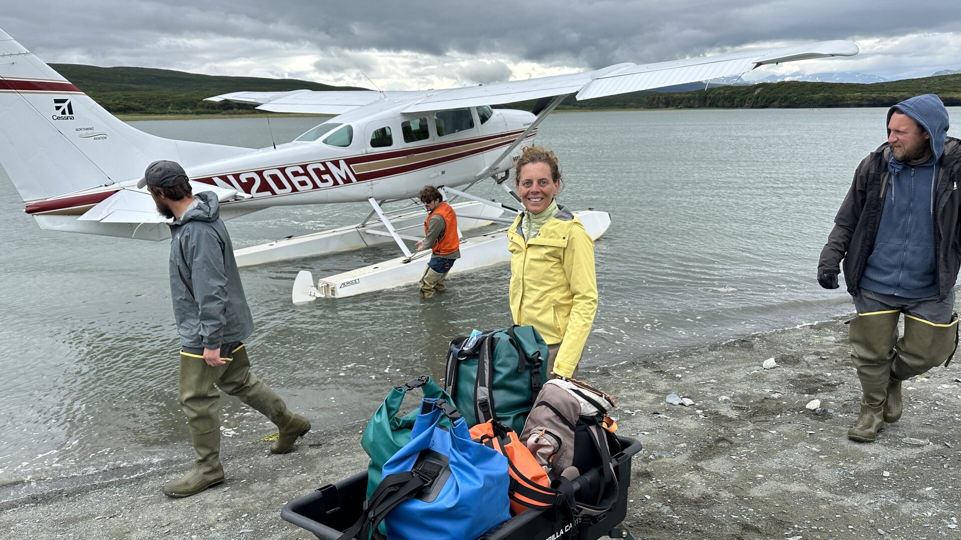 Om zich goed in te kunnen leven in bruine beren vloog Lotte Stegeman naar een afgelegen berengebied in Alaska.