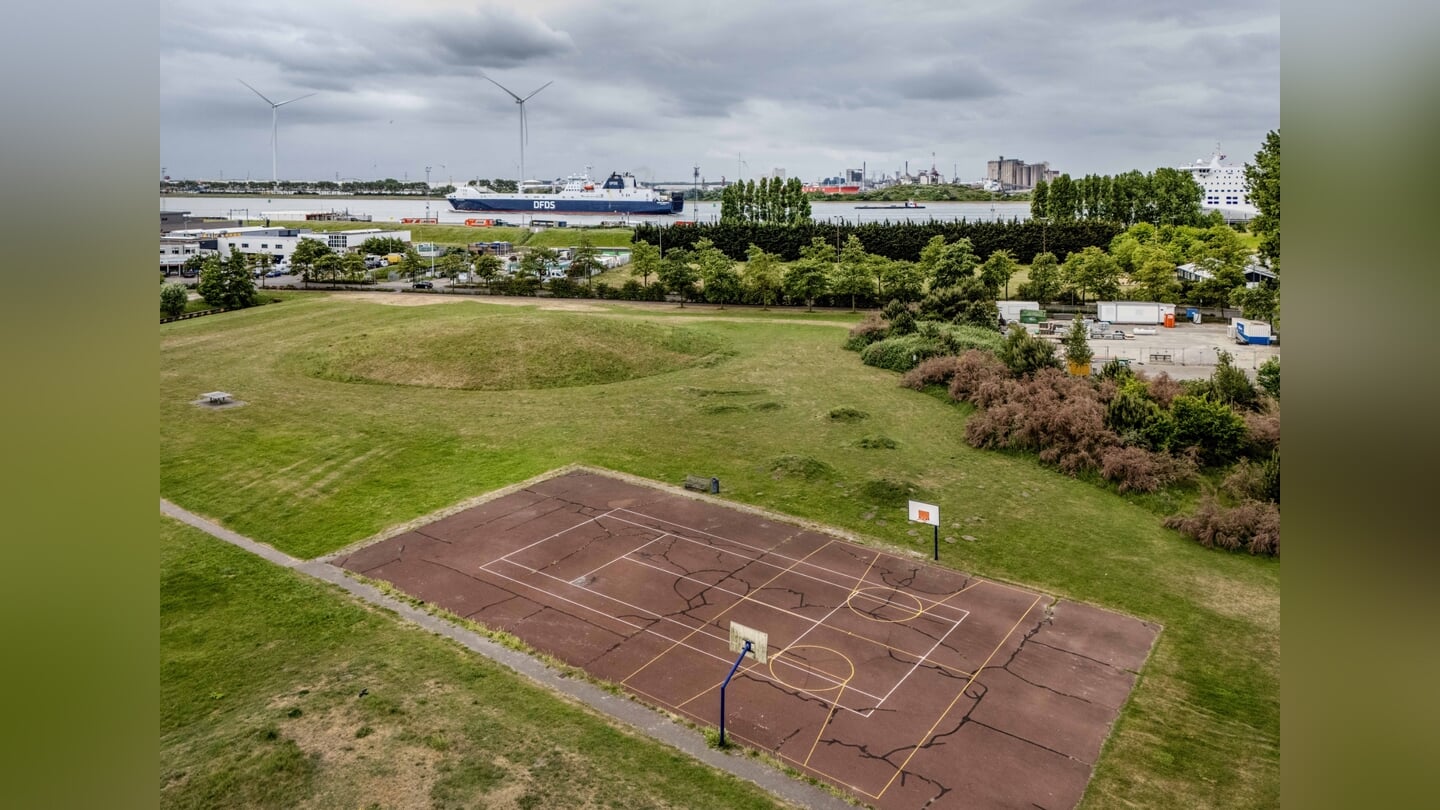 Het voormalig sportcomplex aan de Lemaireweg, waar 144 woningen zouden moeten komen.