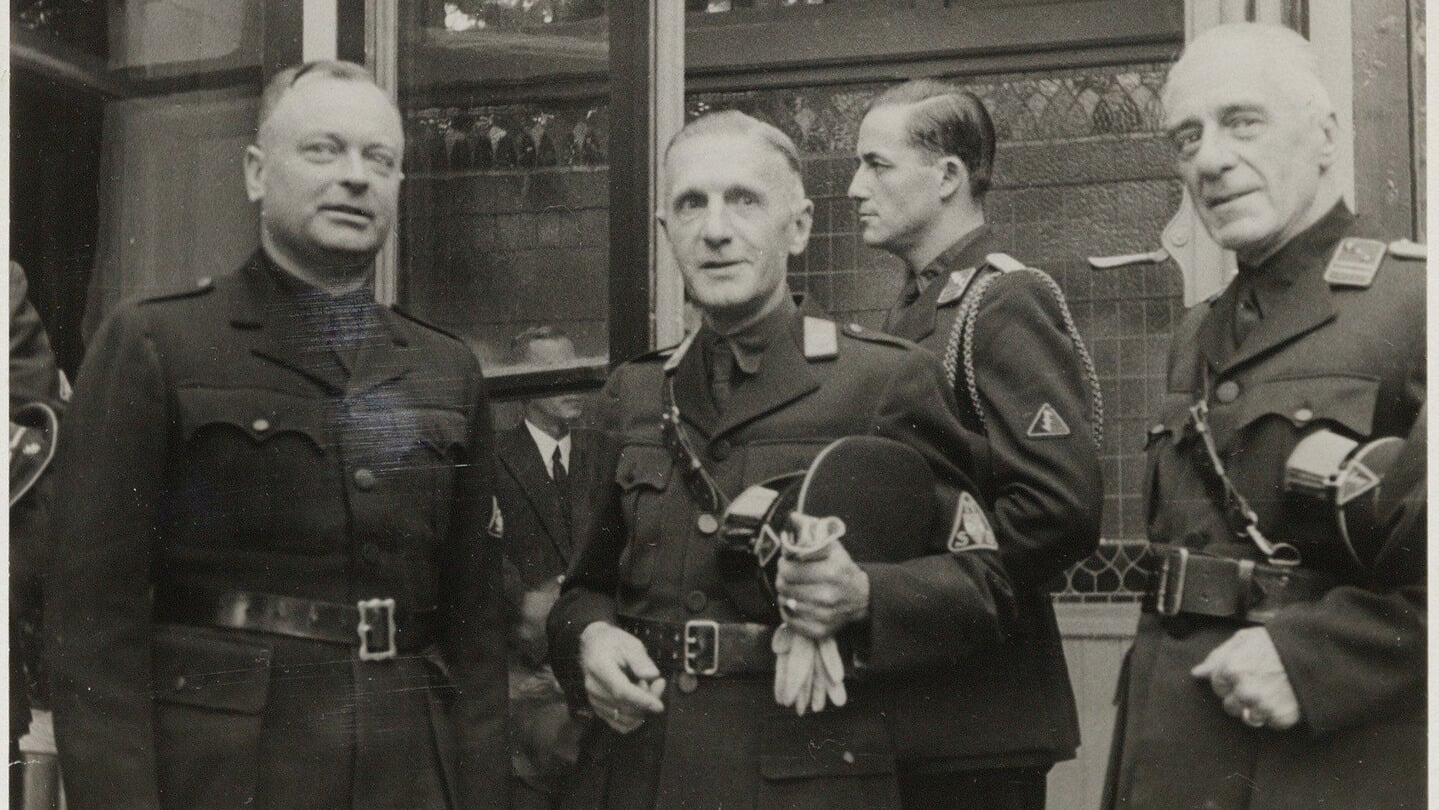 Burgemeester Plekker van Haarlem (2e v.l.) ontvangt in 1941 NSB-leider Anton Mussert (l.).