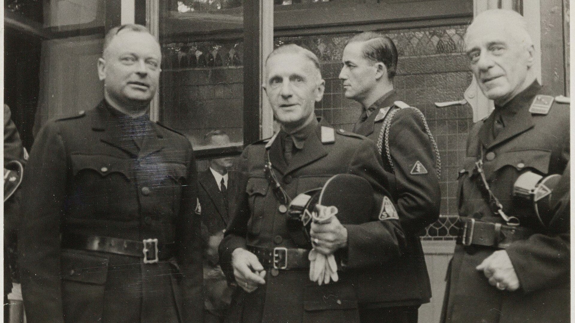 Burgemeester Plekker van Haarlem (2e v.l.) ontvangt in 1941 NSB-leider Anton Mussert (l.).
