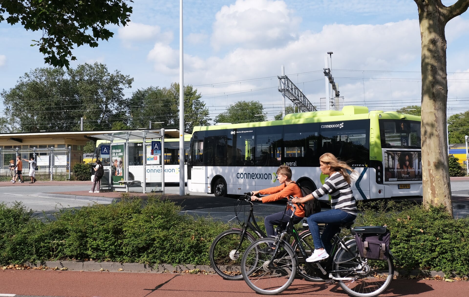 Het busstation bij treinstation Alkmaar. Er zijn goede fietspaden naar stations nodig en goede stallingen, want een dure e-bike zet je niet zomaar ergens neer.