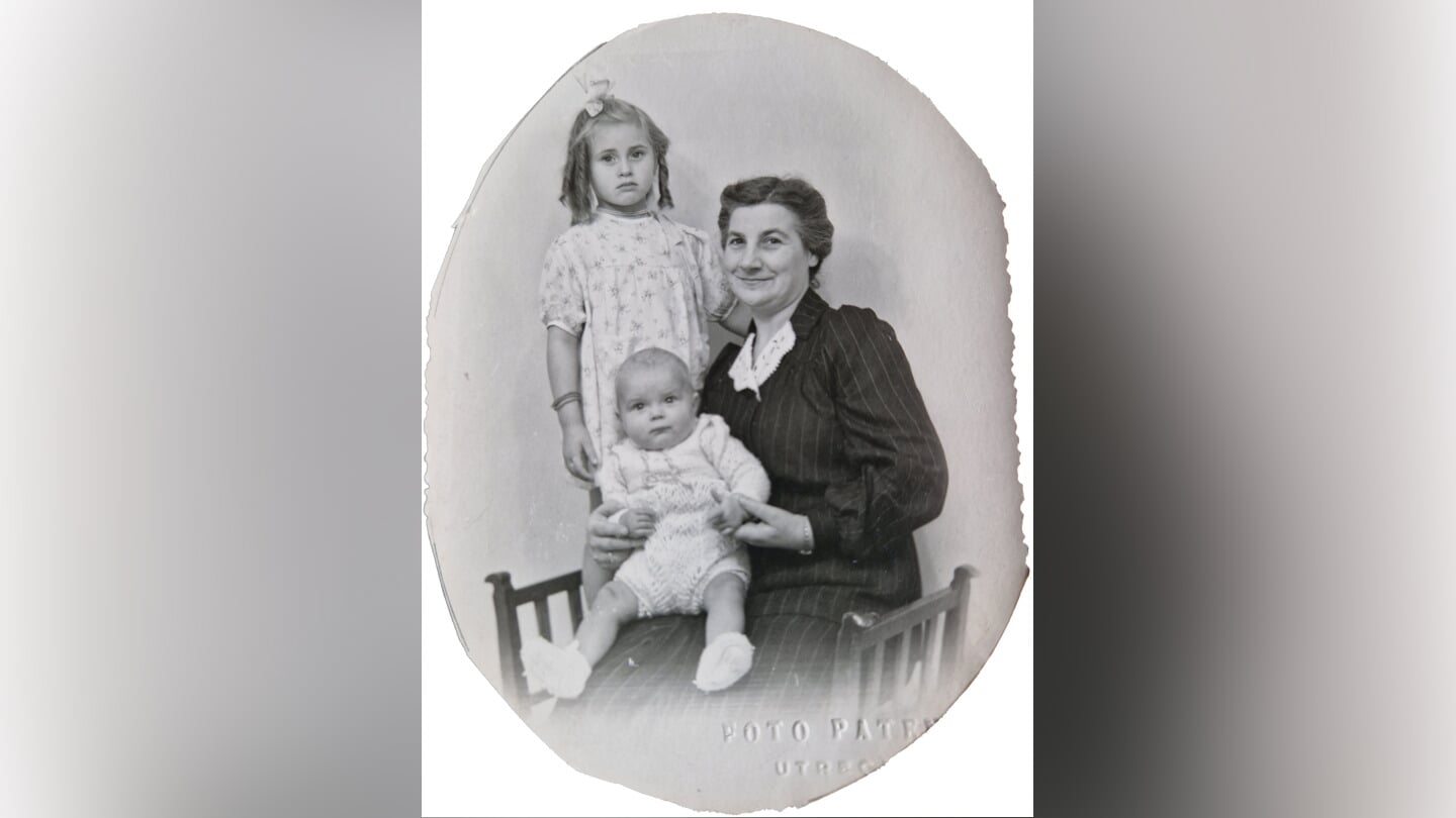 Janny en haar adoptief moeder en een zittende wat oudere baby. De baby is Wimmie, het jongetje dat Janny nog zoekt