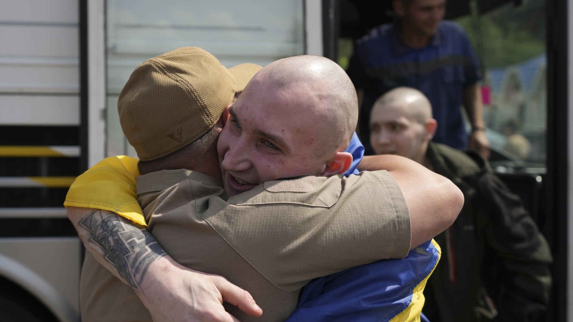 Oekraïense krijgsgevangenen vieren hun vrijlating door de Russen. 'De onderhandelingen gaan vrijwel dagelijks door’, zegt Zelensky.