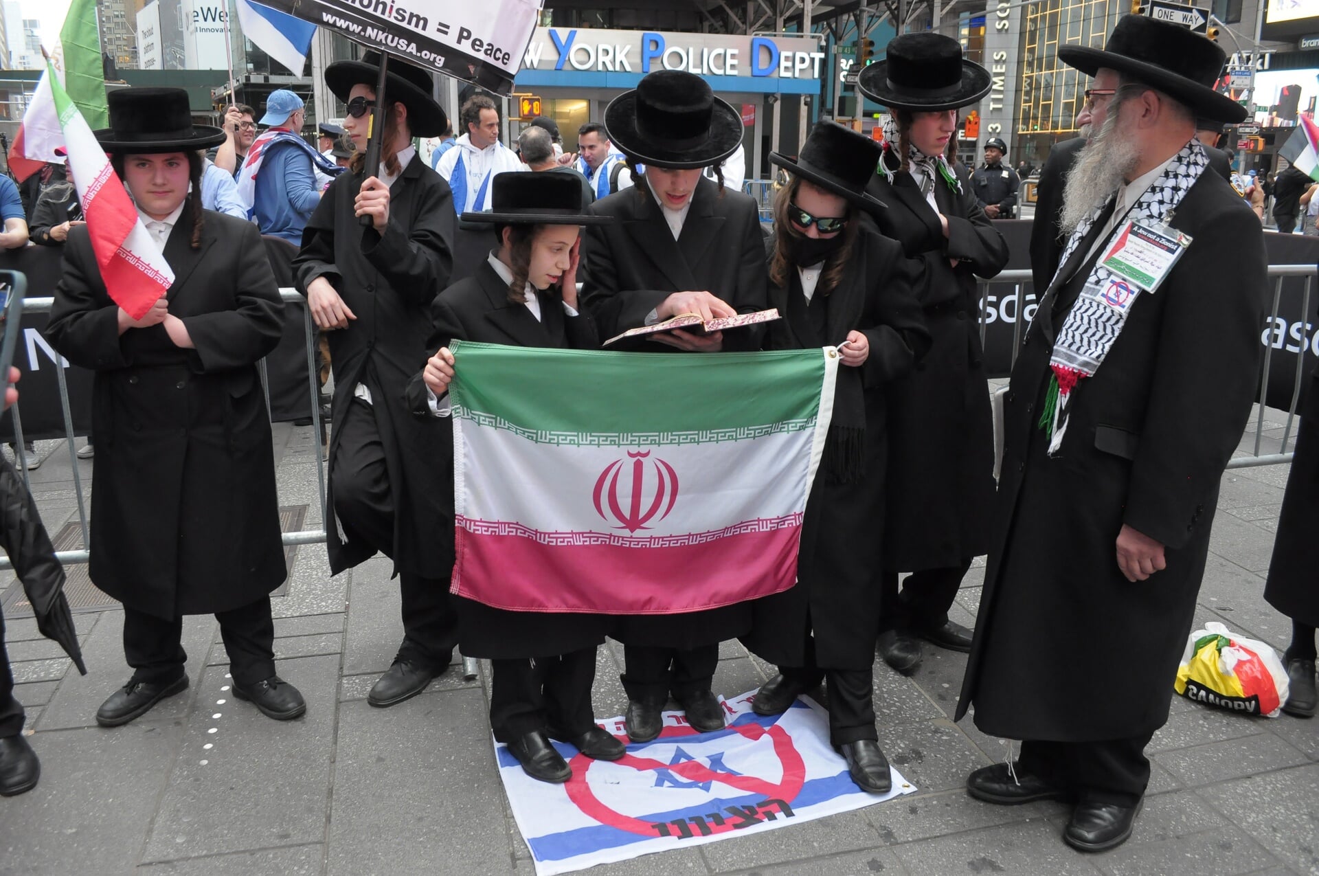 Antizionistische, ultraorthodoxe demonstranten betuigden maandag in New York hun steun aan Iran. Ook spraken zij zich uit tegen het Israëlische optreden in de Gazastrook.