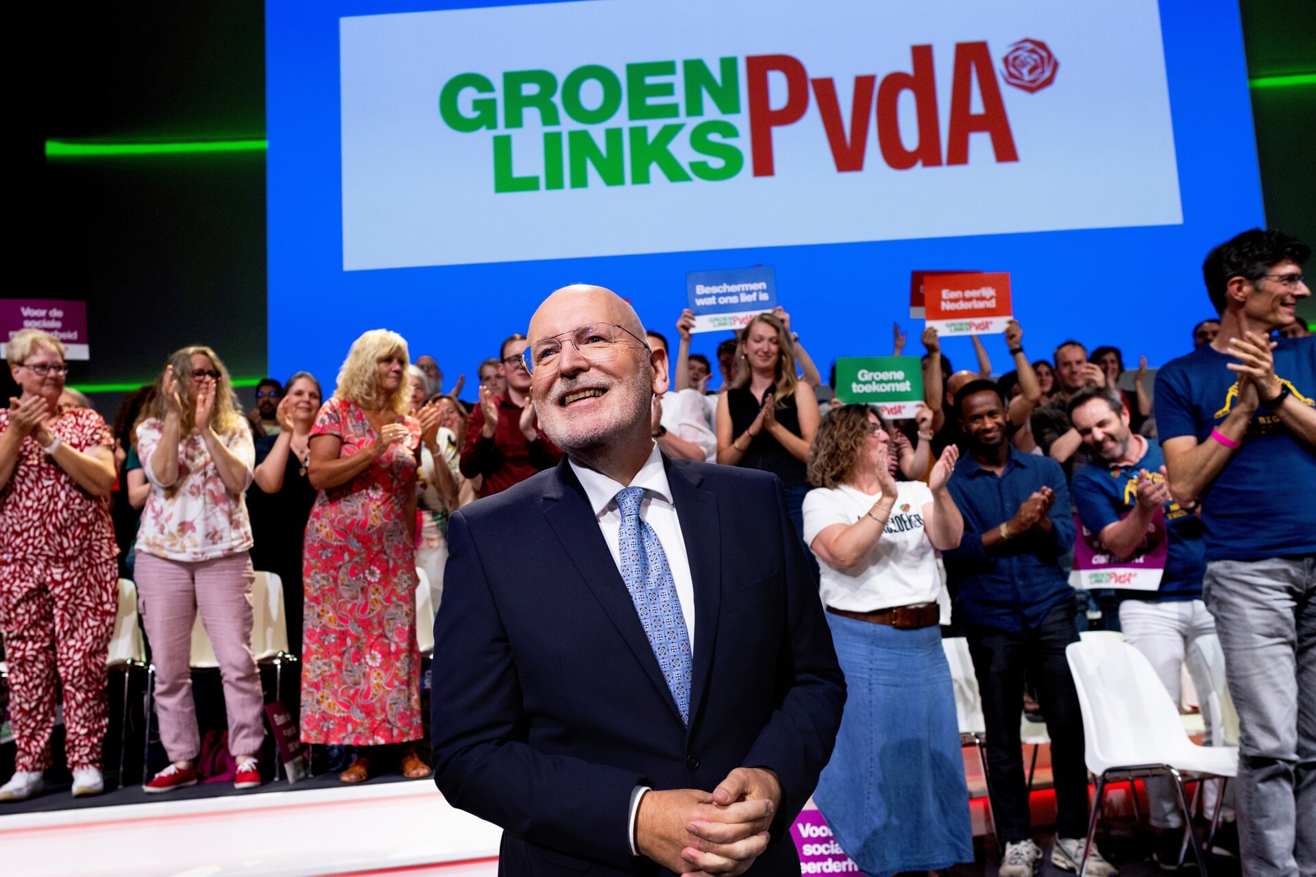 Aan het einde van het congres van GroenLinks en PvdA waar voor een fusie van de twee partijen werd besloten, sprak partijleider Frans Timmermans het congres toe