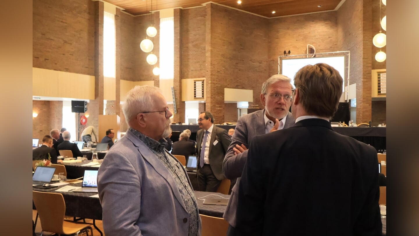 Overleg tijdens een schorsing van de CGK synode in Nunspeet. De belangrijkste vraag: komt er een nieuwe synode of niet?