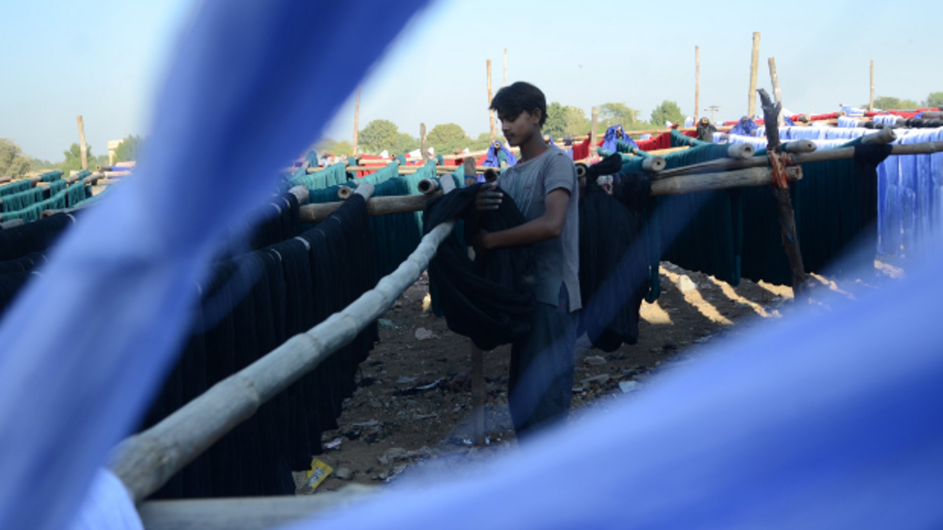 Zelfs met gemiddeld twintig overuren in de week verdienen de meeste arbeiders geen leefbaar loon in Pakistan.