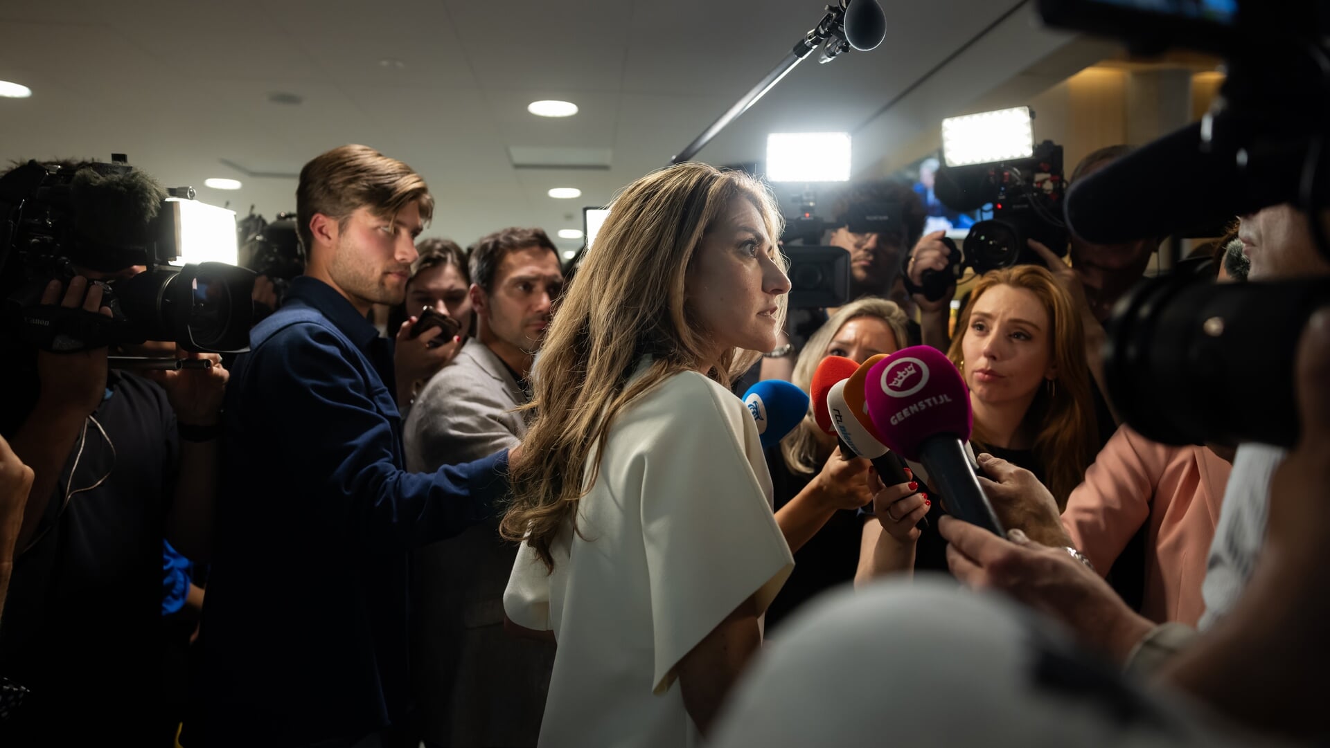VVD-leider Dilan Yesilgöz (VVD) staat de pers in de Tweede Kamer te woord kort na de val van het kabinet.