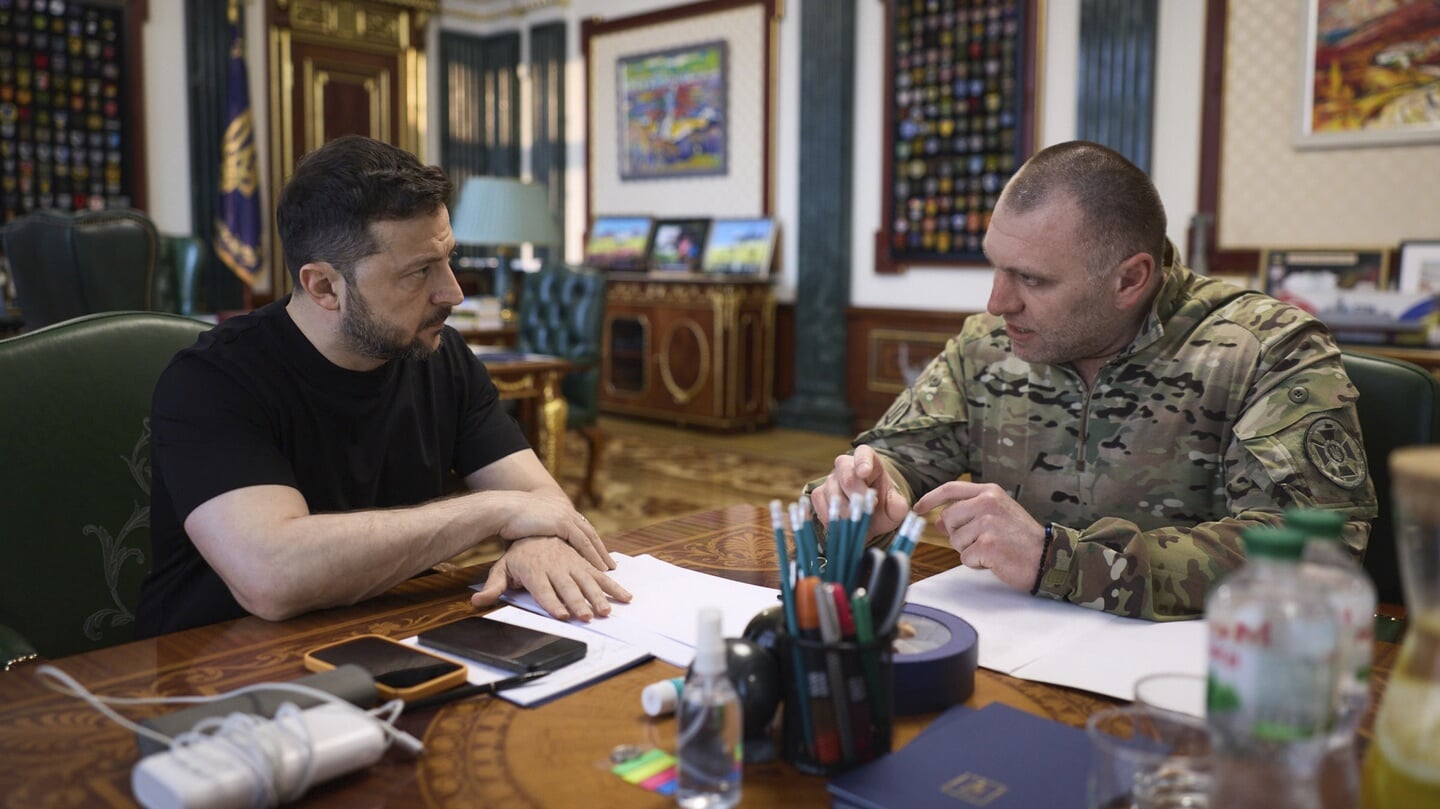 President Volodymyr Zelensky (links) met het hoofd van de Oekraïense Veiligheidsdienst SBOe, Vasyl Maljoek.