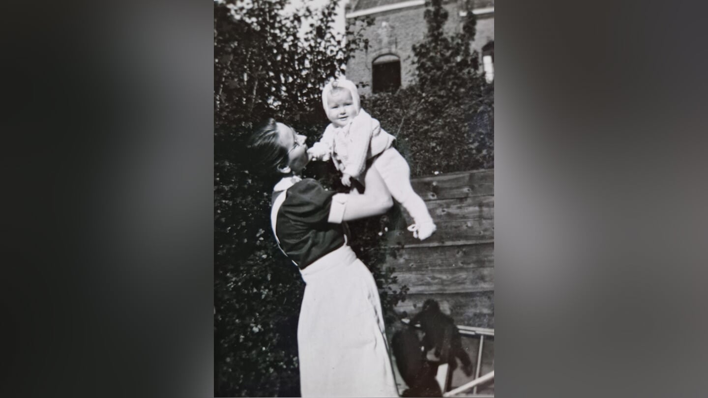 Carla als baby, met de verpleegster van het tehuis van het Leger des Heils