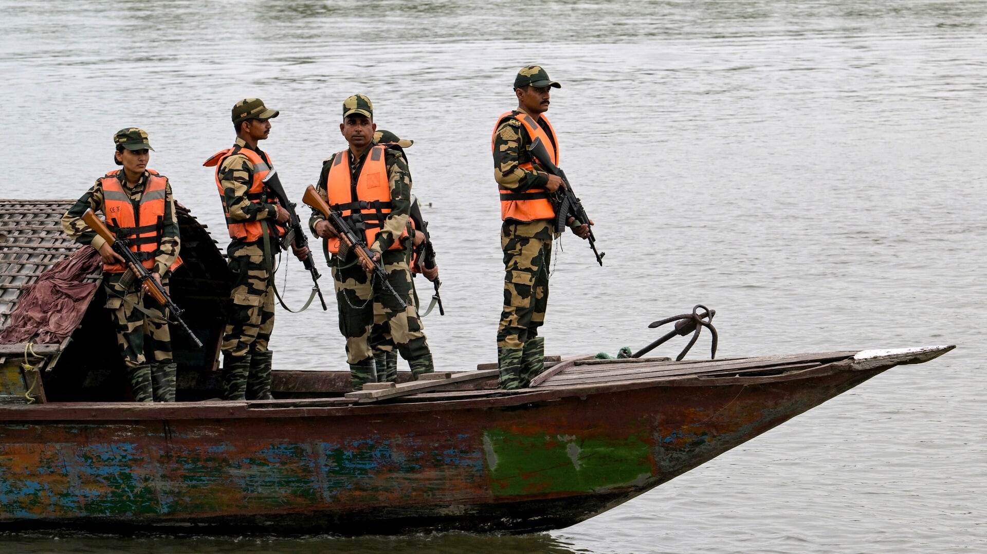 Indiase grenspolitie op patrouille op de Gangadhar-rivier in Assam, bij de grens met Bangladesh.