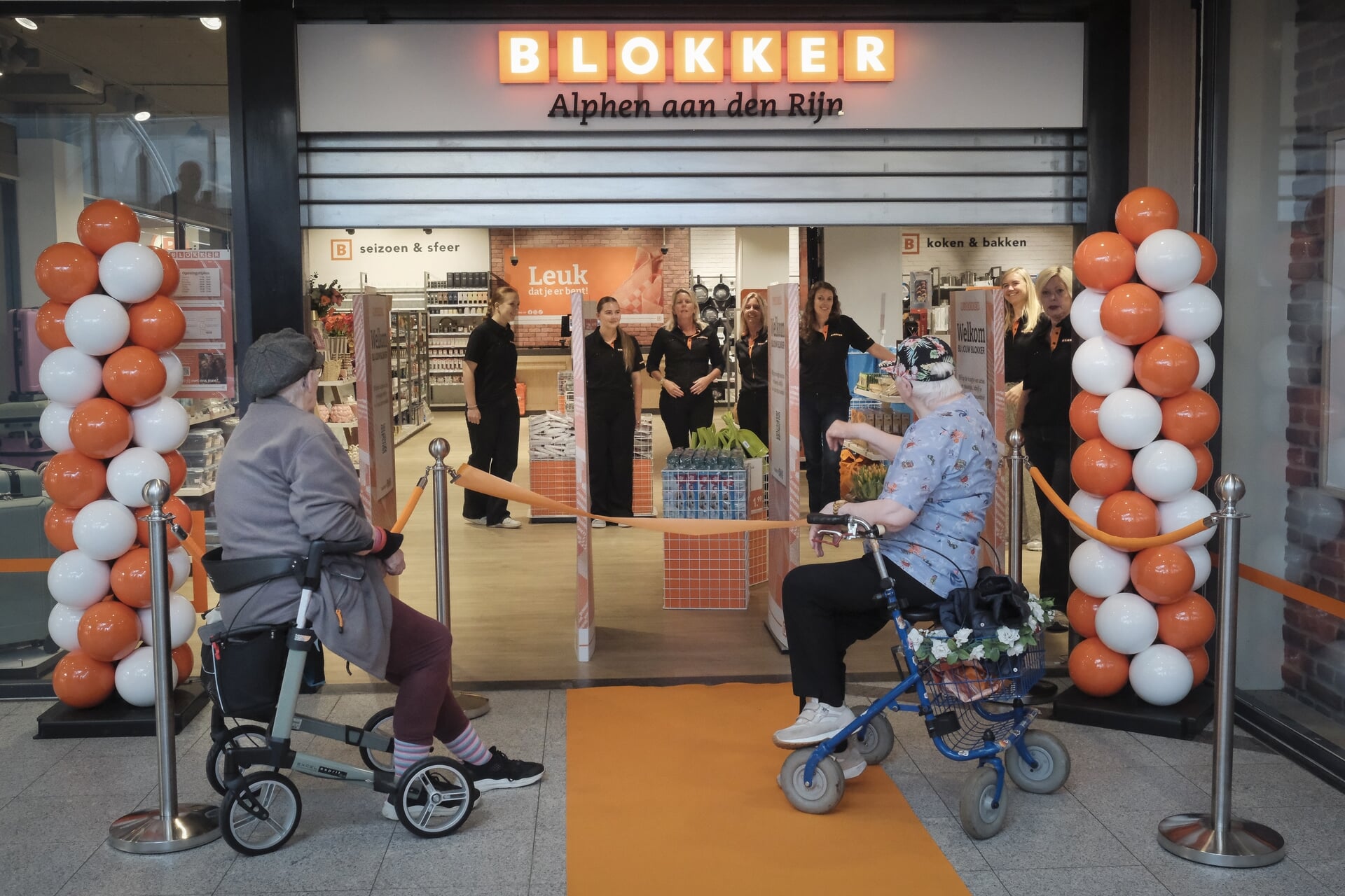 Clasina (82) en Carla (83) uit Alphen zijn blij met de heropening van ‘hun’ Blokker-filiaal. Ze waren al een half uur van tevoren present.