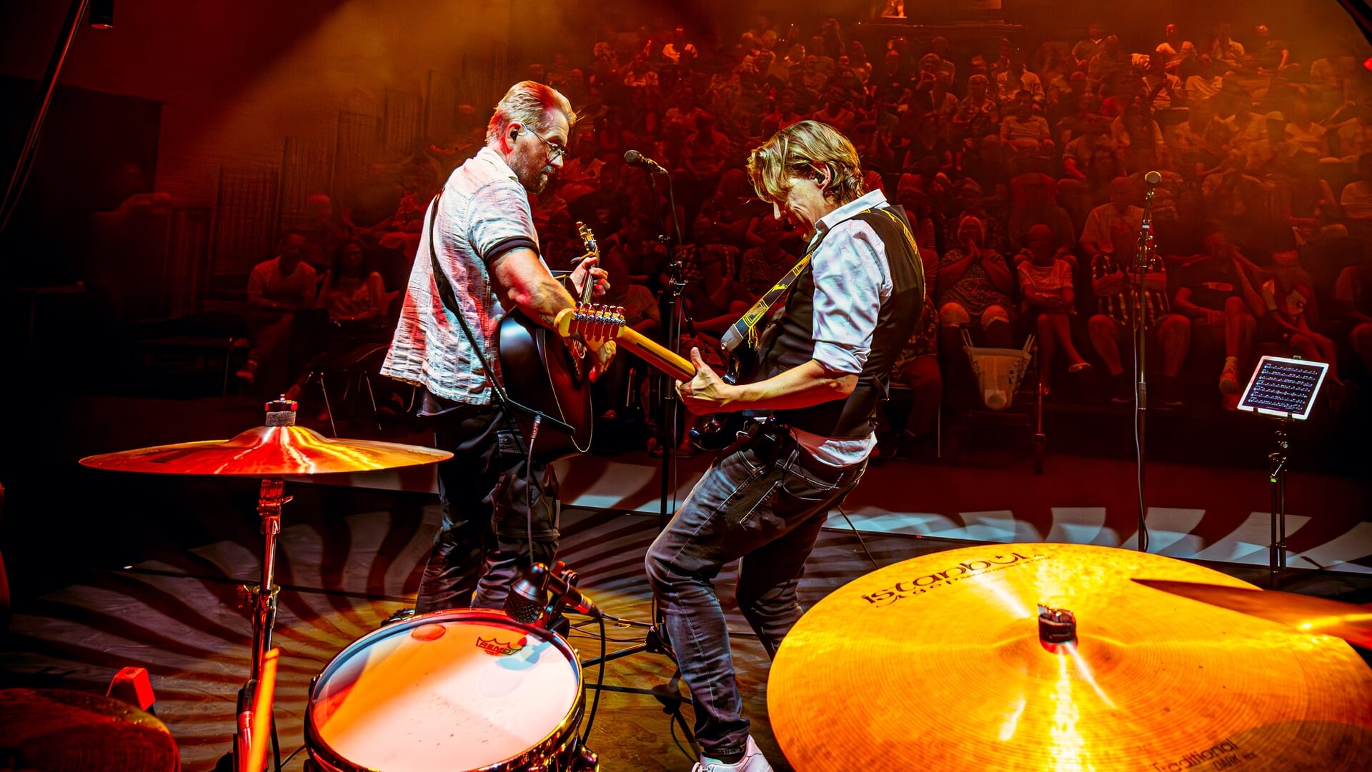 Ralph van Manen en Arend Jansen tijdens hun concert in Ermelo. Ze zijn bevriende muzikanten. 'Ralph gaf mij een kans', zegt Jansen.