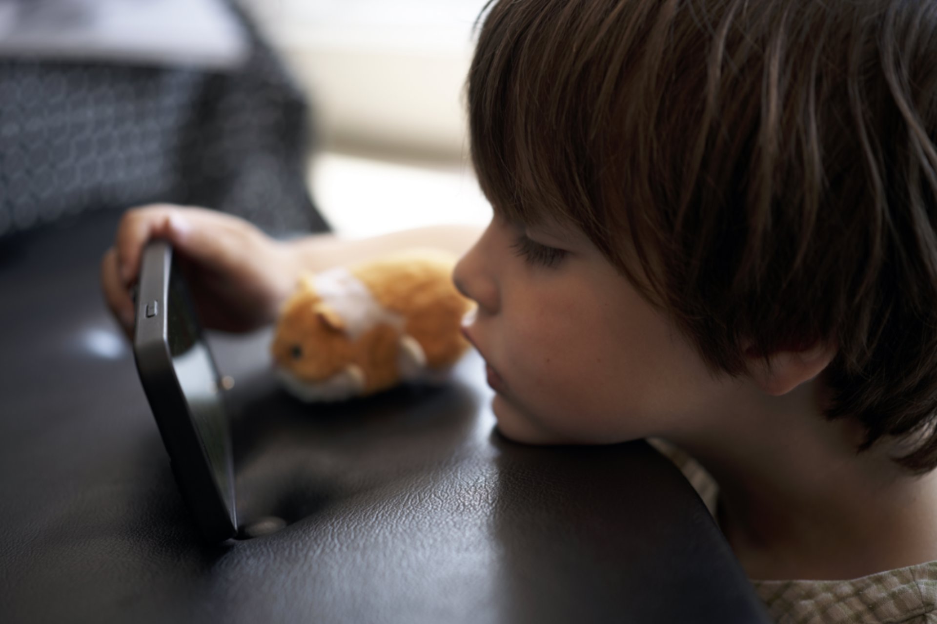 ILLUSTRATIEF 11-06-2025
Kleine kinderen kijken op het scherm van een smartphone.
ANP/ Hollandse Hoogte/ Richard Brocken