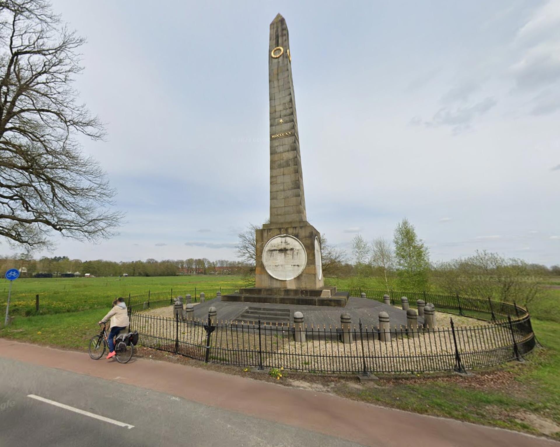 De gedenknaald voor de 'held van Waterloo', prins Frederik Willem, aan de Torenlaan in Baarn.