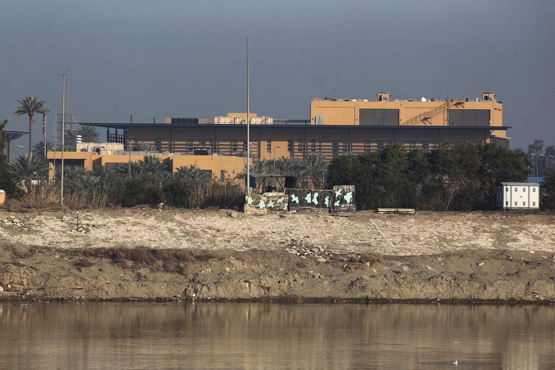 De Amerikaanse ambassade in de Iraakse hoofdstad Bagdad. Een deel van het niet-militaire personeel is daar uit voorzorg weggehaald.