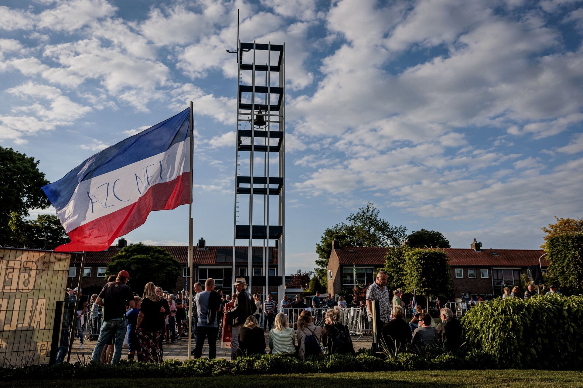Tegenstanders van een azc protesteerden in mei tijdens een informatieavond in de Zuiderkerk in Aalten.