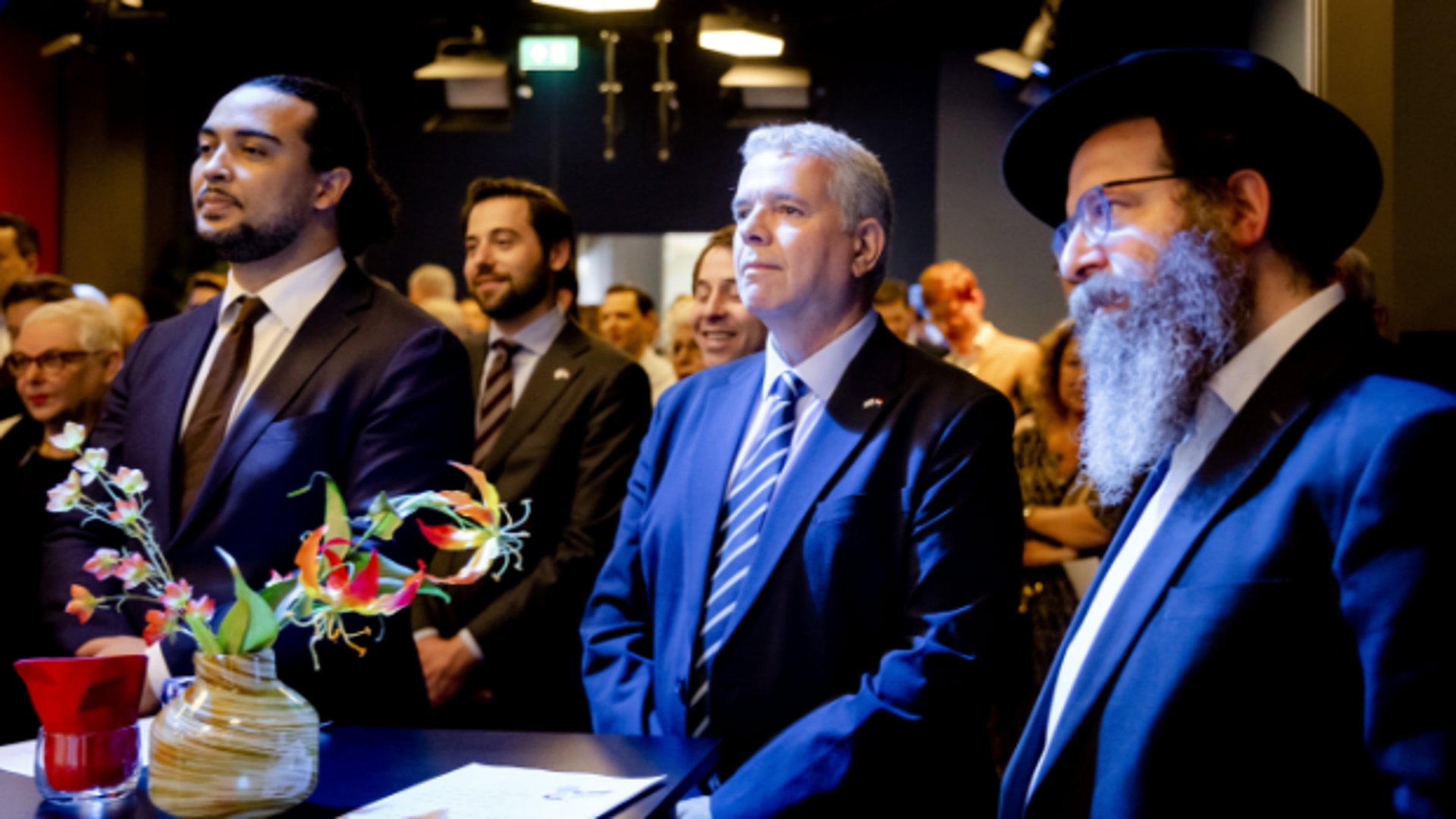 Don Ceder (ChristenUnie) (L) en ambassadeur Modi Ephraim (M) tijdens de chanoekaviering, 12 december 2023 in het gebouw van de Tweede Kamer.