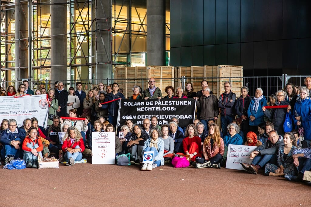  Rijksambtenaren en voormalig rijksambtenaren protesteerden in juni bij het ministerie van Buitenlandse Zaken tegen de regeringssteun voor Israel in het Gaza-conflict.