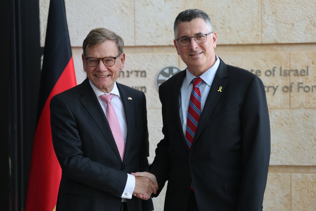 De Israëlische minister van Buitenlandse Zaken Gideon Sa’ar (rechts) verwelkomt zijn Duitse ambtsgenoot Johann Wadephul in Jeruzalem.Bron 