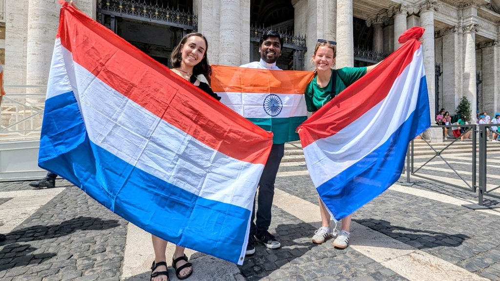 Nederlandse jongeren in Rome bezoeken het graf van Franciscus en ervaren de wereldkerk. ‘Dit is geweldig’
