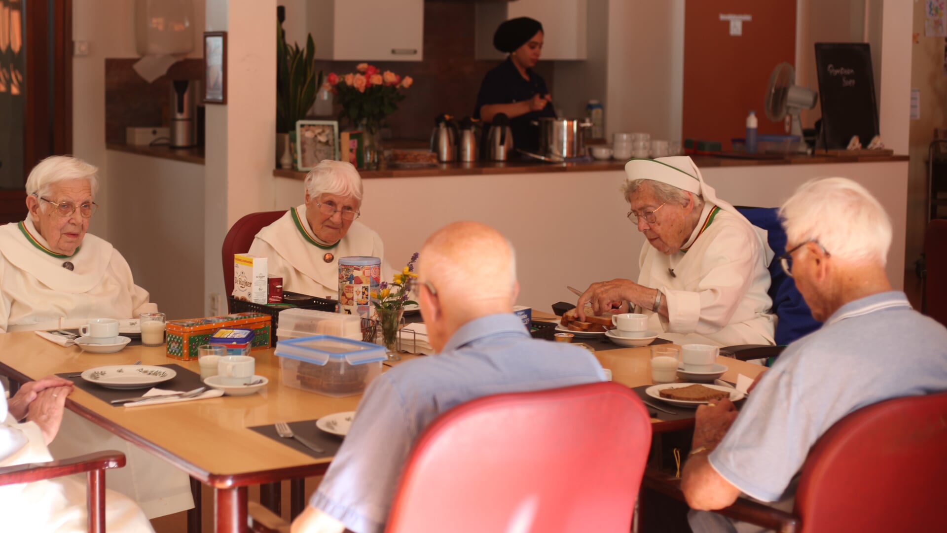 Ook afgezien van de vespers en de gebeden rond de maaltijd is het christelijke karakter van de leefgemeenschap aan veel dingen te merken.