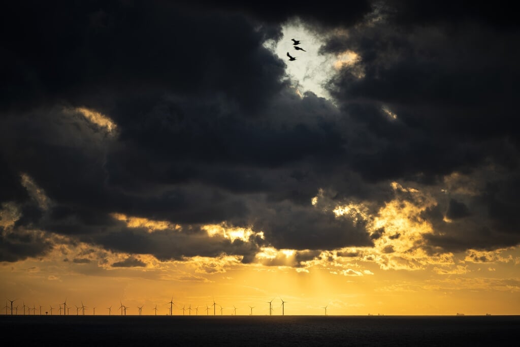  Windmolens in de Noordzee, gezien vanaf de kust bij Zandvoort. 