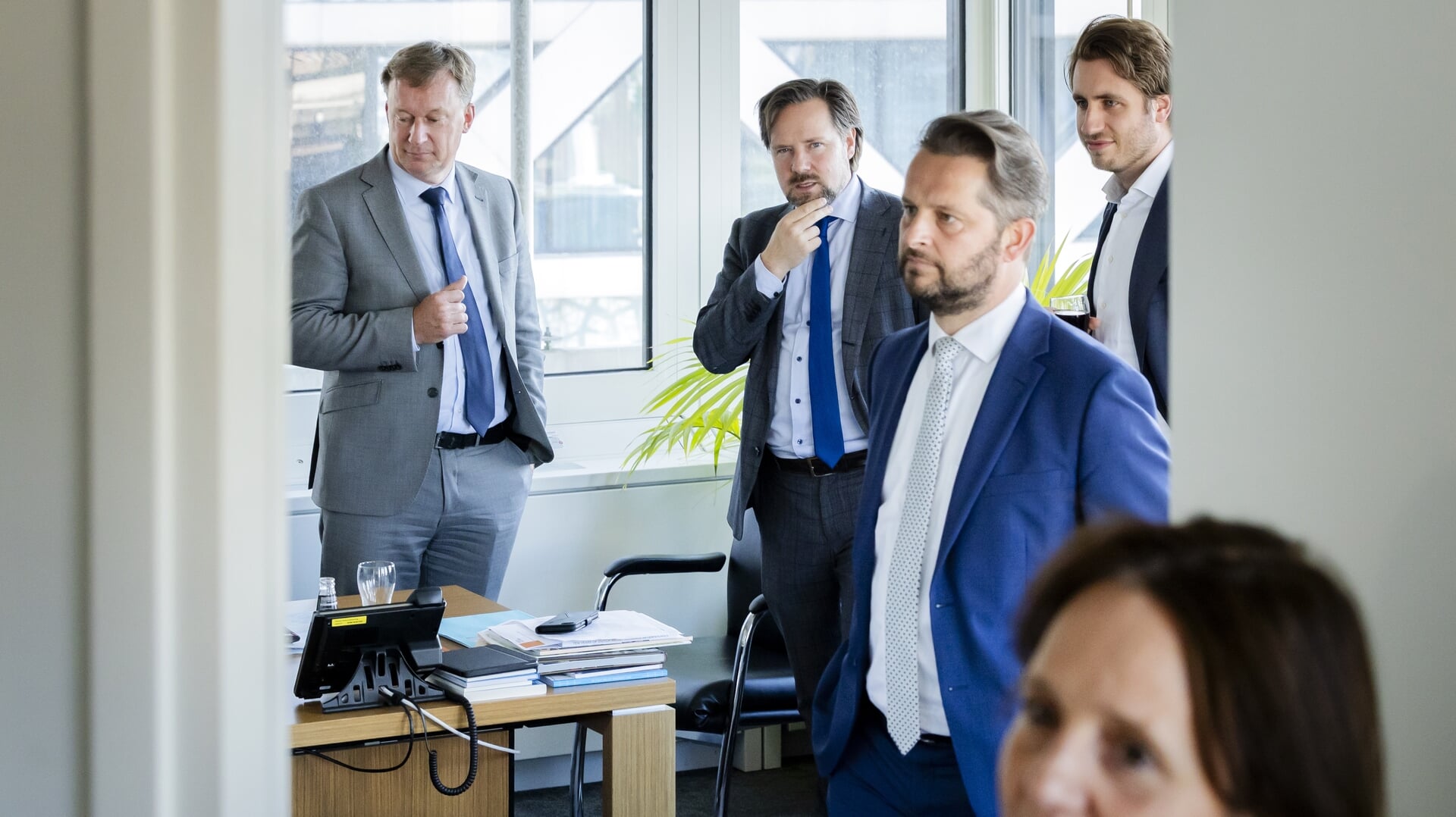 Dan ineens verschijnt de SGP op het toneel, nota bene op de gang waar NSC huist. De twee partijen trekken gezamenlijk op. Eerder stemde de partij van Chris Stoffer vóór de strafbaarstelling van illegalen.